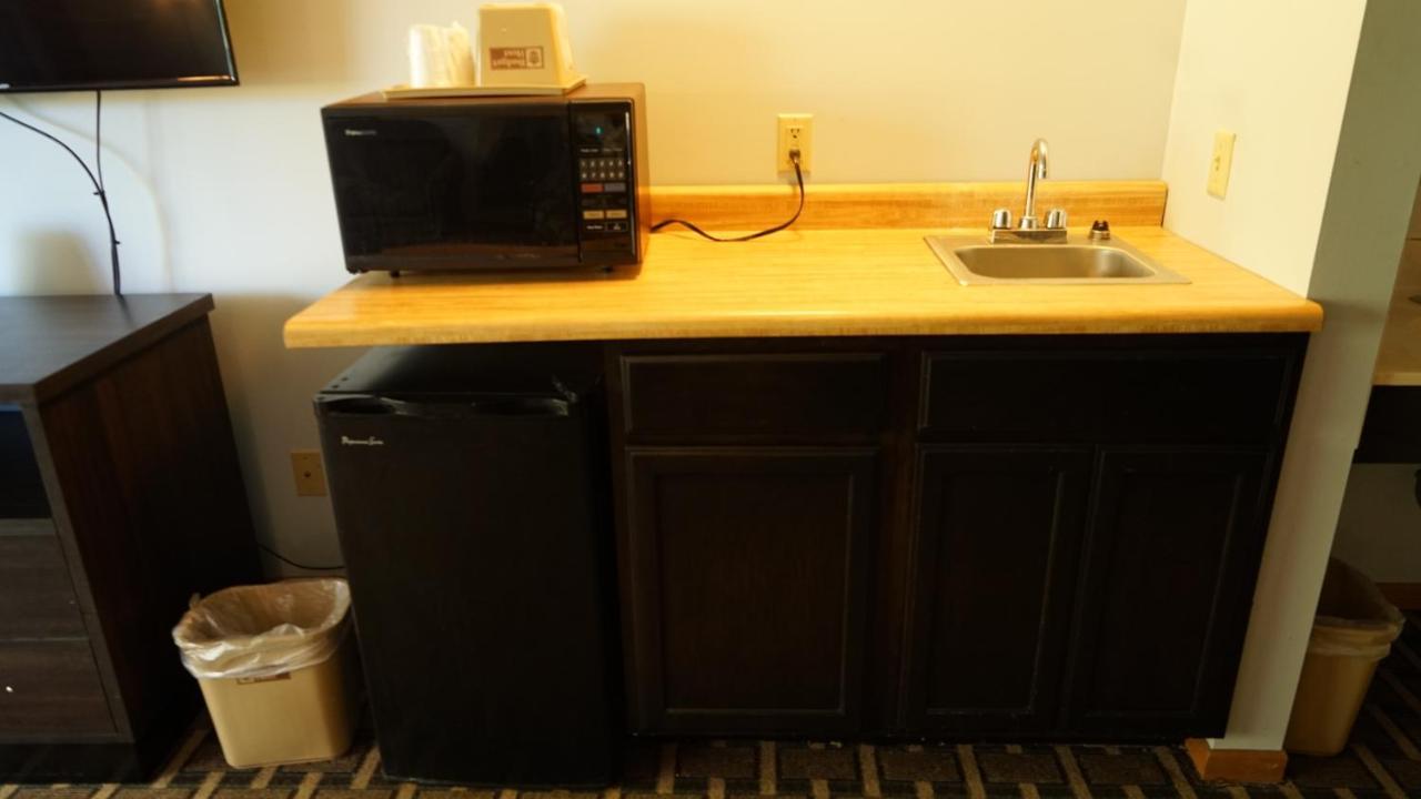 Budget Host Inn Fridley Bagian luar foto