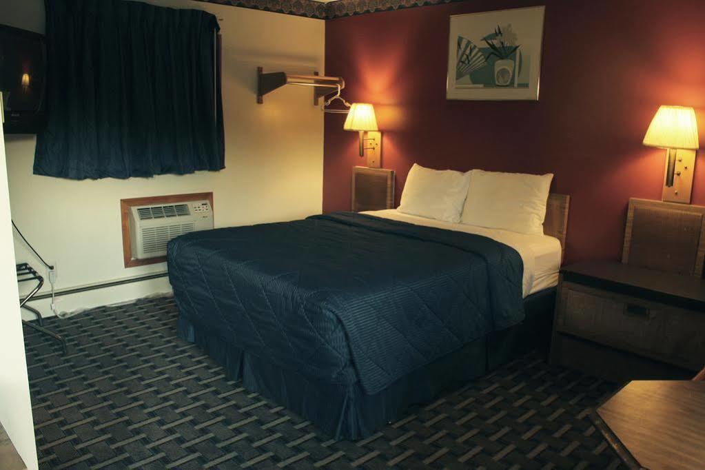 Budget Host Inn Fridley Bagian luar foto