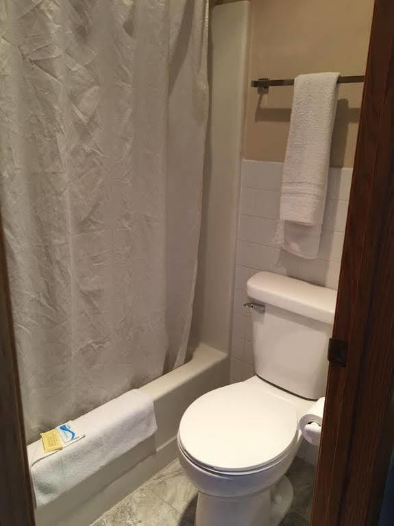 Budget Host Inn Fridley Bagian luar foto